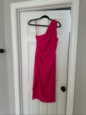 Alexia Admor One-Shoulder Fuchsia Draped Midi Dress